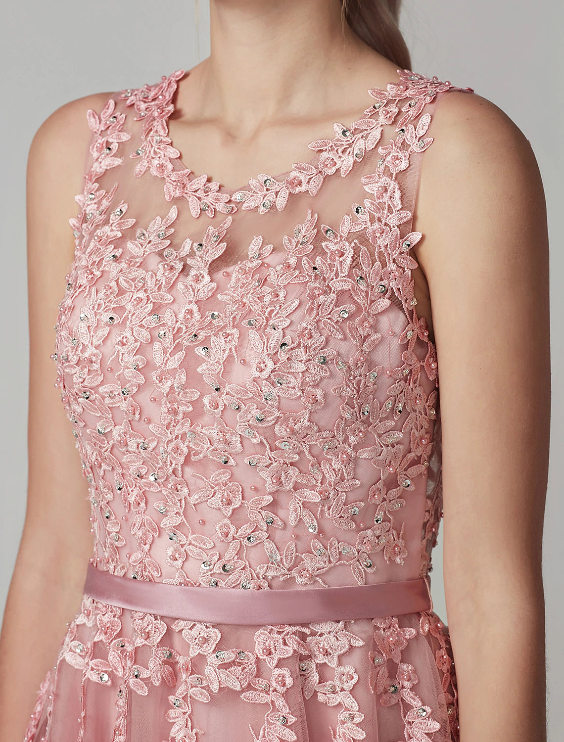 Vestido de cóctel, fiesta, graduación, largo hasta la rodilla, sin mangas, cuello ilusión, tul sobre encaje con apliques de cuentas.